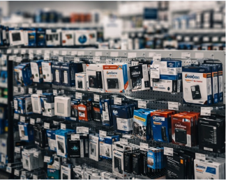 Rayon magasin avec produits peu visibles sur les présentoirs